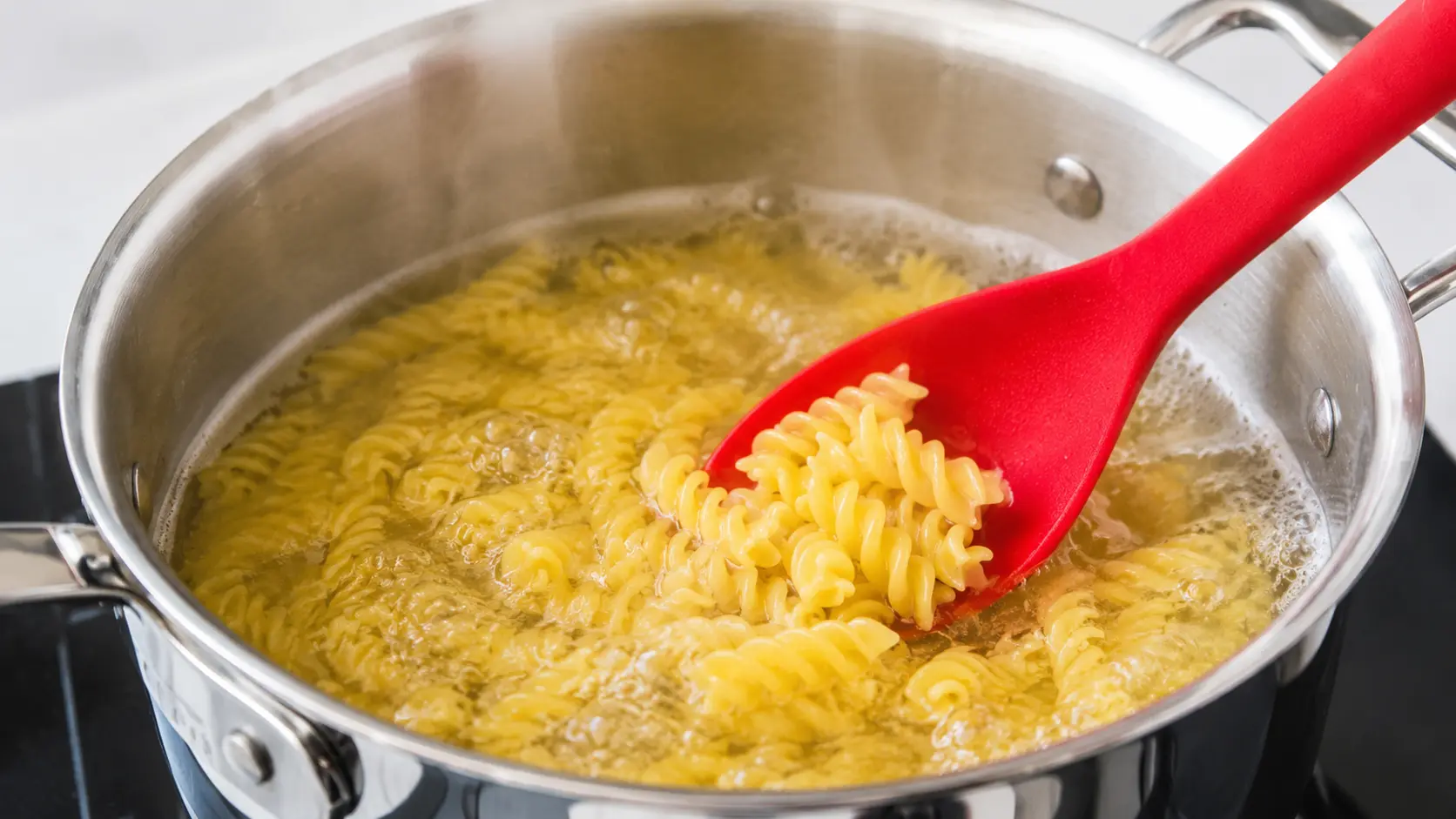 how to cook pasta by salting boiling water